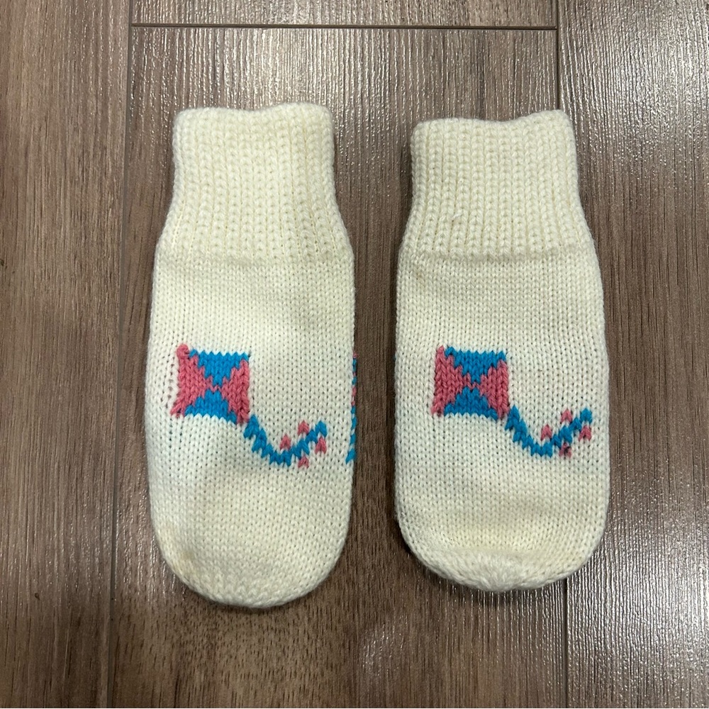 ☀️ 3/$15 Vintage Kids Knit Mittens with Kite Design Cream